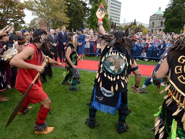 Governor General David Johnston accompanies the Duke and Duchess of Cambridge as they watch First Nations traditional dancers in front of the provincial legislature in Victoria, B.C., on Saturday, September 24, 2016.