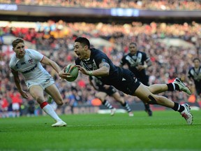 Shaun Johnson of New Zealand scores the winning try during the Rugby League World Cup Semi Final match vs. England in 2013.