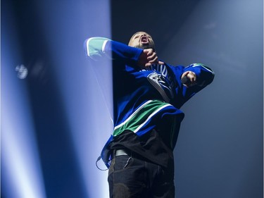 Drake performs on stage in a Vancouver Canucks jersey at Rogers Arena, Vancouver, September 17, 2016.