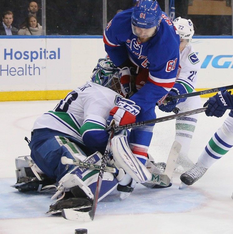 Canucks' Ryan Miller Denies Rangers, but Not Enough - The New York Times