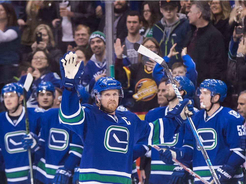 Canucks welcome back Linden, Naslund, and unveil new colourful banners