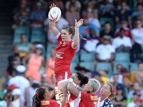 Hannah Darling wins a lineout at the 2017 Sydney 7s.