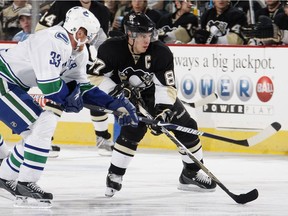 Pittsburgh Penguins head coach Mike Sullivan speaks highly of ‘special players’ Sidney Crosby (right) and Vancouver Canucks captain Henrik Sedin (left), both of whom Sullivan has coached. Crosby, the Penguins’ captain, is two points shy of the career 1,000-point mark heading into tonight’s game against Sedin’s Canucks.