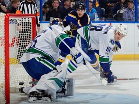 Alex Steen of the Blues scores against Jacob Markstrom.