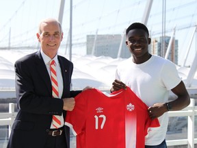 Alphonso Davies and Canada Soccer president Steve Reed.