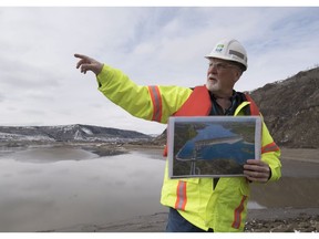 Bob Peever, of B.C. Hydro, gives a site tour of the Site C Dam location that runs along the Peace River in Fort St. John, B.C., Tuesday, April 18, 2017. (Jonathan Hayward /THE CANADIAN PRESS FILES)