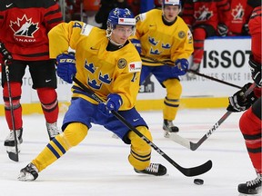 Elias Pettersson in action for Sweden at the 2018 World Junior Hockey Championship.