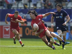 Nathan Hirayama (with ball) led the 2017-18 World Rugby Sevens Series in scoring. Justing Douglas (left) was the winner of the DHL Impact Player award.