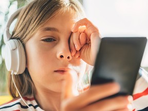 Parents who possess the courage to separate their children from their smartphones may be helping their kids' brainpower, a new study suggests