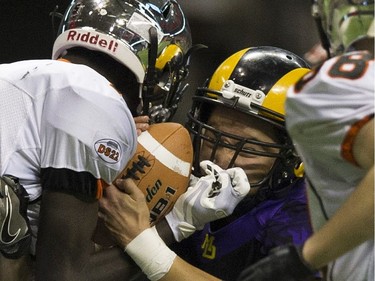 VANCOUVER December 01 2018.   New Westminster Hyacks #7 Ajay Choi fights to keep the passed ball from Mount Douglas Rams #24 Peter Primeau in the AAA final of the BC high school football championships at the Subway Bowl 2018, BC Place, Vancouver,  December 01 2018.   Gerry Kahrmann  /  PNG staff photo) 00055454B [PNG Merlin Archive]