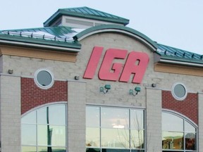 IGA stores in Quebec, pictured here in a file photo from 2005, will soon allow customers to bring their own reusable containers for some purchases, including bulk food purchases and fruits and vegetables. The new policy is effective Sept. 16. GORDON BECK / MONTREAL GAZETTE FILES [PNG Merlin Archive]