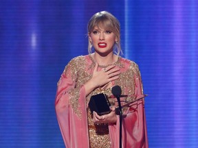 2019 American Music Awards - Show - Los Angeles, California, U.S., November 24, 2019 - Taylor Swift accepts the Artist of the Year award. REUTERS/Mario Anzuoni