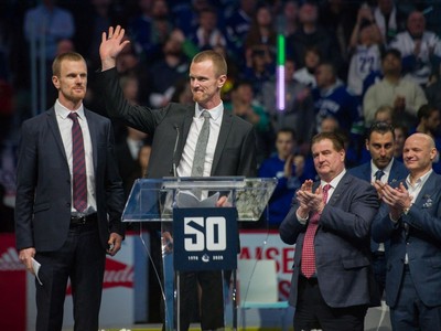 Canucks honour legends Daniel, Henrik Sedin with jersey retirement ceremony