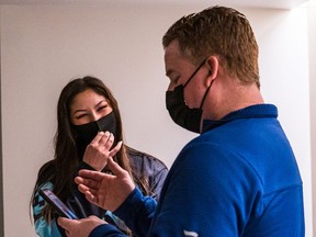 La fan de hockey Nadia Popovici rencontre le directeur adjoint de l'équipement des Canucks de Vancouver Brian « Red » Hamilton avant le match du 1er janvier 2022 au Climate Pledge Arena.