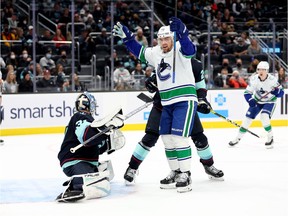 Tanner Pearson de Vancouver Connex celebró el gol de su compañero de línea Connor Garland (no en la foto) durante el tercer período de su último partido, venciendo al anfitrión Seattle Kraken 5-2 el sábado pasado.