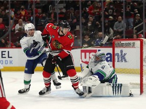 Le gardien de but des Canucks de Vancouver Jaroslav Halak (41) fait un arrêt sur une tentative de l'ailier gauche des Blackhawks de Chicago Dominik Kubalik (8) au cours de la deuxième période au United Center.