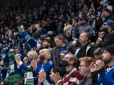 Canucks fans back in Rogers Arena after 572 days