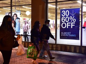 People shop for bargains at a retail store in Los Angeles, California, on January 28, 2022. - In the final month of 2021, Americans dialed back their spending even as incomes rose thanks to wage increases, while inflation showed signs of moderating, government data released on January 28, 2022 said.