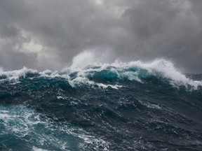 Olas del océano durante una tormenta en el Océano Atlántico.