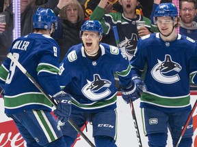 Alex Chiasson #39 von den Vancouver Canucks feiert mit den Teamkollegen JT Miller #9 und Vasily Podkolzin #92, nachdem er in der ersten Periode in der Rogers Arena am 14. April 2022 in Vancouver ein Tor gegen die Phoenix Coyotes erzielt hat.