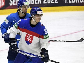 Slovenský útočník Juraj Slavkovský (vpravo) a kazašský obranca Leonid Metalnikov bojujú o puk počas zápasu predkola skupiny A majstrovstiev sveta v ľadovom hokeji 2022 medzi Kazachstanom a Slovenskom vo fínskych Helsinkách 20. mája 2022. (Foto Jossi Nokari/Letikova /AFP) )/