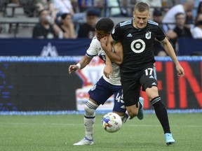 El centrocampista del Minnesota United FC Robin Lod (17) desafía al centrocampista del Vancouver Whitecaps FC Pedro Vite (45) durante la primera mitad en el BC Place.