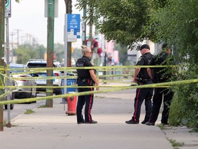 Patrol officers at a homicide scene on Jarvis Avenue at Main Street in Winnipeg on Mon., Aug. 22, 2022. KEVIN KING/Winnipeg Sun/Postmedia Network