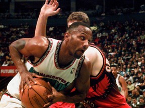 Vancouver Grizzlies forward George Lynch moves around Atlanta’s Chris Crawford. Photo: Stuart Davis