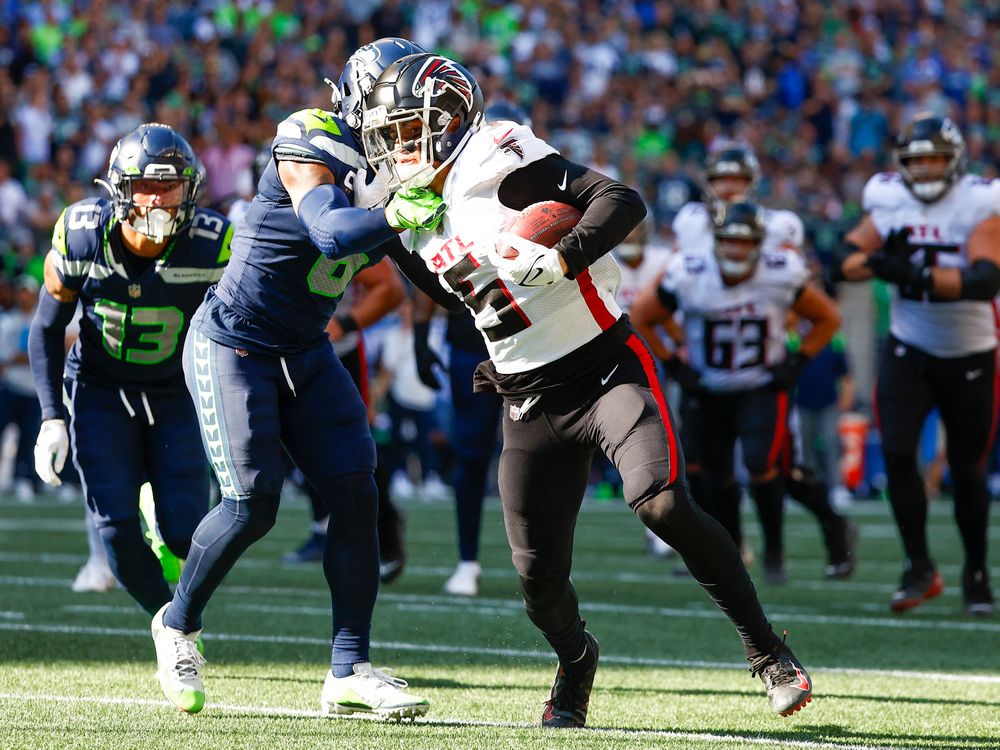 September 25, 2022: Seattle Seahawks running back Rashaad Penny (20) runs  the ball during a game between the Atlanta Falcons and Seattle Seahawks at  Lumen Field in Seattle, WA. The Falcons won