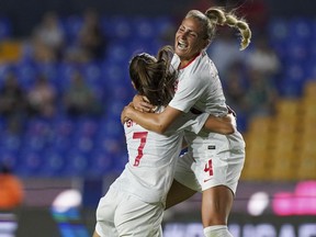La Canadienne Julia Grosso (7) est félicitée par Shelina Zadorsky après avoir marqué le premier but de son équipe contre le Panama lors d'un match de soccer du Championnat féminin de la CONCACAF à Monterrey, au Mexique, le vendredi 8 juillet 2022.