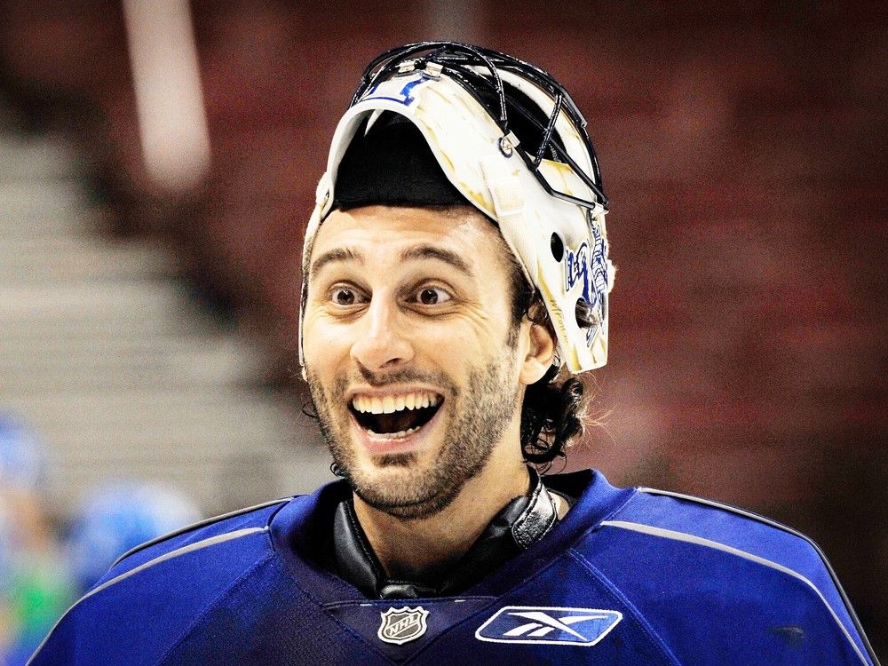 Former Canucks goalie Roberto Luongo fulfills hilarious fan mail request