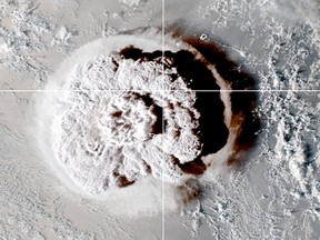La erupción de un volcán submarino frente a Tonga, que ha activado una alerta de tsunami para varias naciones insulares del Pacífico Sur, en una foto tomada a las 05:00 GMT del 15 de enero de 2022.