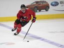 Conor Bedard korčuľuje počas výberového kempu kanadských juniorských majstrovstiev sveta v hokeji v Monctone, POZNÁMKA: Piatok 9. decembra 2022.
