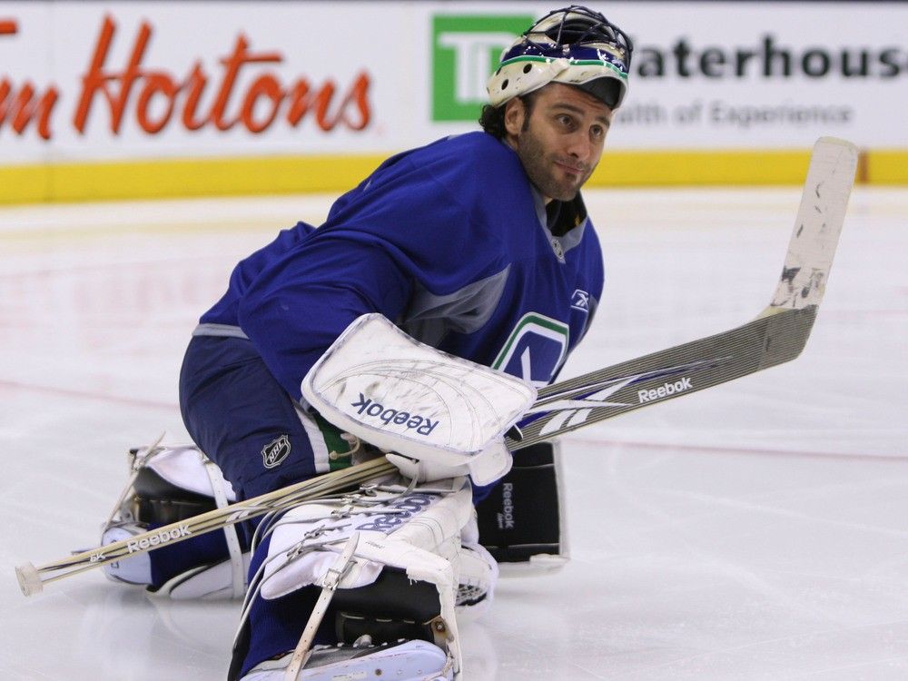 Roberto Luongo will be inducted into the Canucks Ring of Honour when they  host the Panthers on December 14th 🙌