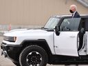 Le Président Américain Joe Biden Teste Un Gmc Hummer Ev Alors Qu’il Visite L’usine D’assemblage De Véhicules Électriques Zero De General Motors À Detroit, Au Michigan, Le 17 Novembre 2021.