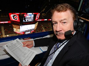 John Garrett, ex portero de la NHL y comentarista en color de Sportsnet Pacific, posa para una foto en el palco de prensa antes de que los Calgary Flames jueguen contra los Vancouver Canucks en 2016.