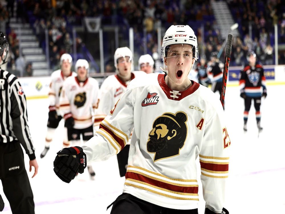 Samuel Honček z Vancouveru Giants povzbudzuje fanúšikov Langley v poslednom domácom zápase základnej časti.