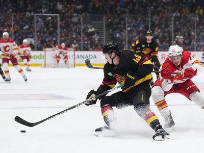 Elias Lindholm hits 40 goals as Calgary Flames beat Vancouver Canucks - The  Globe and Mail