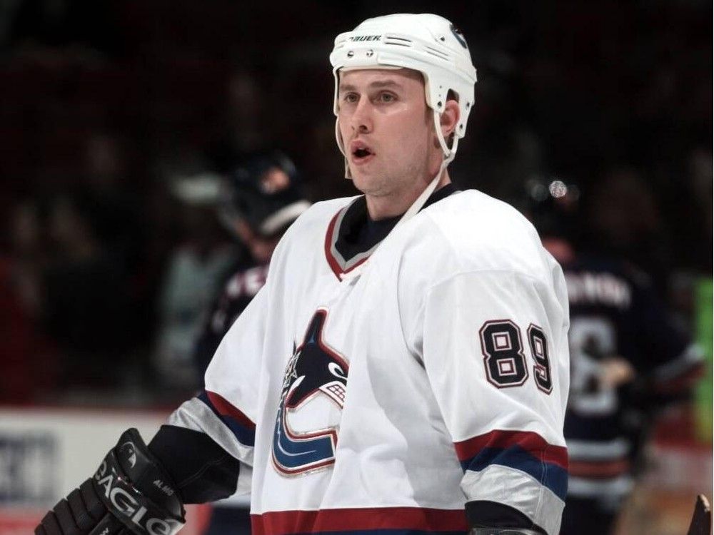 russian-hockey-player-alexander-mogilny-of-the-buffalo-sabres