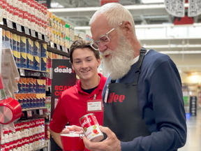 David Letterman lent his 'experience' to employees at an Iowa grocery store.
