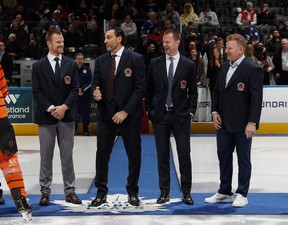 Canucks honour legends Daniel, Henrik Sedin with jersey retirement