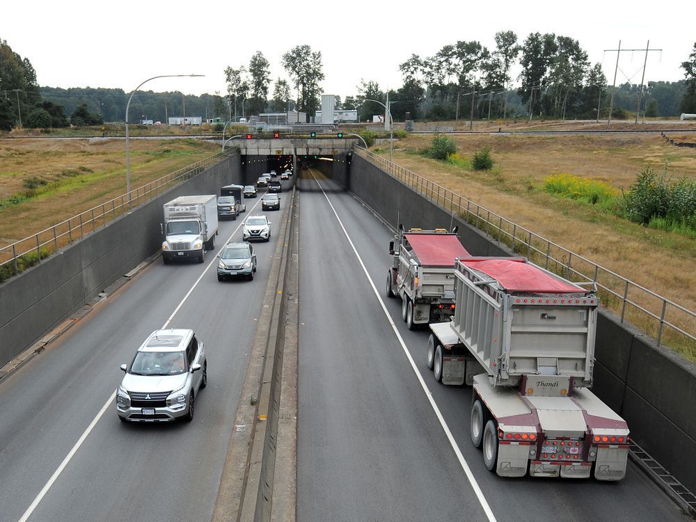 卡车运输过高的货物，在里士满的Massey隧道上刮蹭