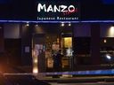 Un policier entre dans le restaurant japonais Manzo où deux personnes ont été abattues à Richmond dans la nuit du 18 septembre.