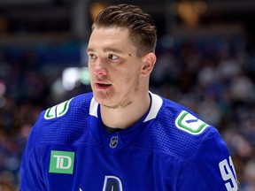 Nikita Zadorov nº 91 do Vancouver Canucks patina no gelo durante o aquecimento antes do jogo sete da segunda rodada dos playoffs da Stanley Cup de 2024 contra o Edmonton Oilers na Rogers Arena em 20 de maio de 2024 em Vancouver, British Columbia, Canadá.