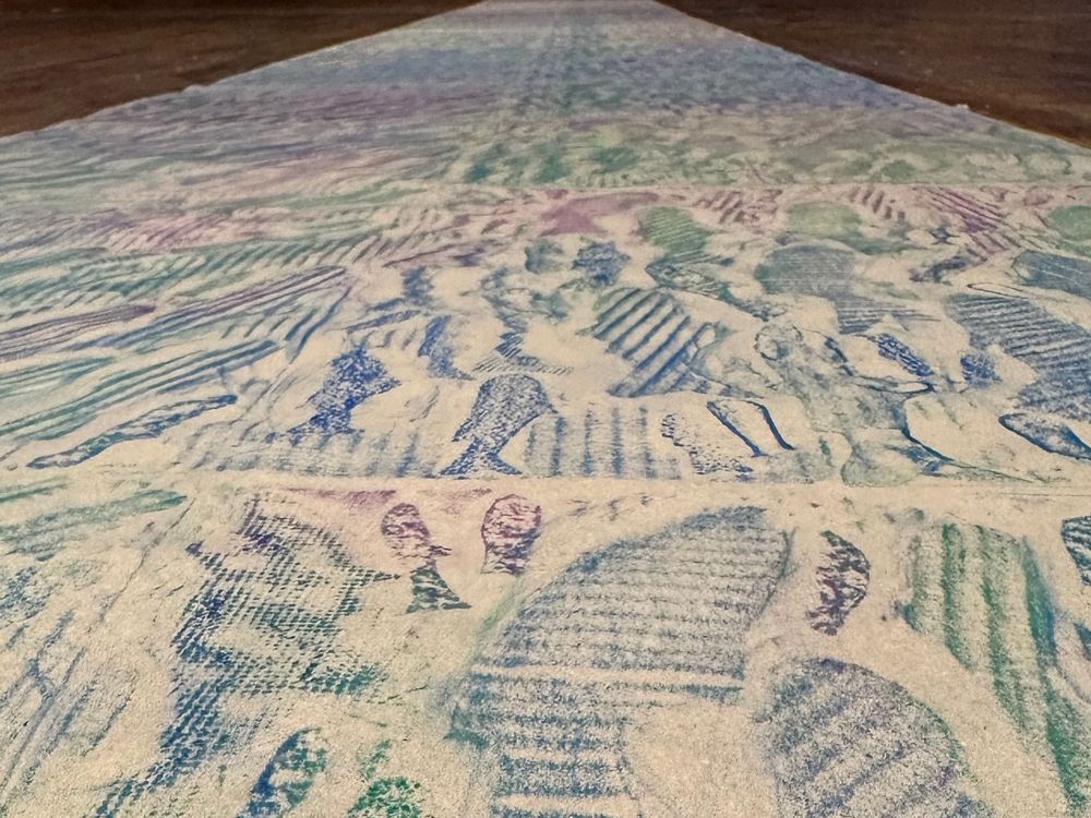 Los crayones con forma de pez hechos con hojas de collage son parte del Proyecto 84000, un proyecto artístico y una campaña de concientización ambiental que rinde homenaje a los miles de truchas arco iris, truchas y otros peces que murieron mientras pescaban en el río Cowichan el verano pasado, en una fotografía publicada tomada en abril. El 23 de noviembre de 2024, en Vimy Hall, cerca de Duncan, once participantes trabajaron juntos para crear nueve paneles de colagrafía y frotar 960 impresiones de peces durante el evento.