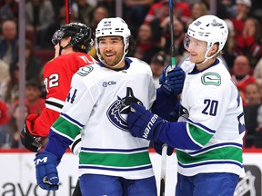 Danton Heinen (til højre) fejrer med Kiefer Sherwood #44 efter at have scoret et af to mål mod Chicago Blackhawks i den første periode i United Center tirsdag aften