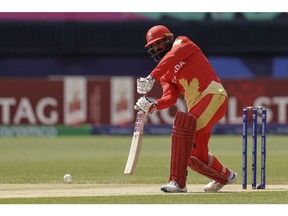 নিউইয়র্কের ওয়েস্টবারির নাসাউ কাউন্টি ইন্টারন্যাশনাল ক্রিকেট স্টেডিয়ামে আইসিসির পুরুষদের টি -টোয়েন্টি বিশ্বকাপ ক্রিকেট ম্যাচের সময় আয়ারল্যান্ডের বিপক্ষে কানাডার নবনিত ধালিওয়াল ব্যাটস, শুক্রবার, June জুন, ২০২৪ সালের শুক্রবার।