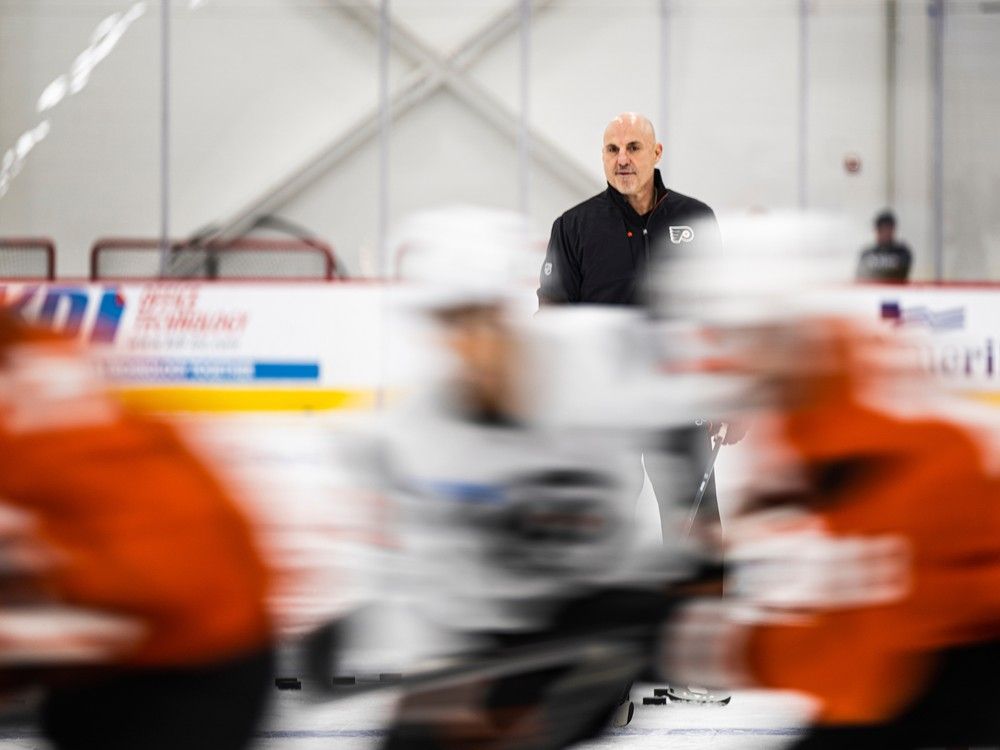 Ex-Canucks coach Rick Tocchet is in a brotherly groove in Philly | The