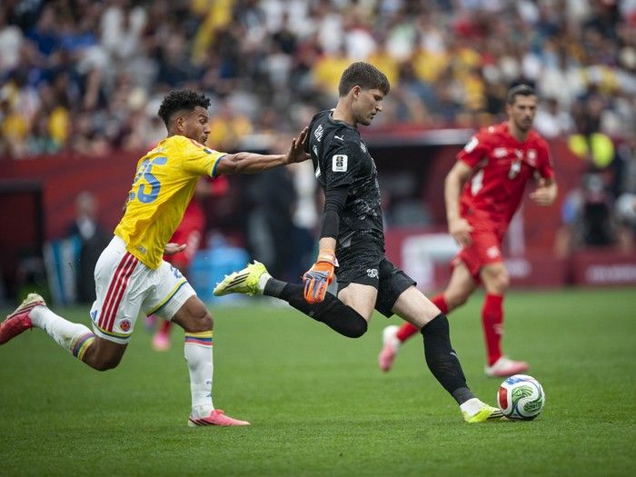 Colombia's Luis Suarez chases Switzerland's goalkeeper Gregor Kobel in play between Switzerland and Colombia in Vancouver during the FIFA World Cup 2026 elimination round Tuesday, July 7, 2026.