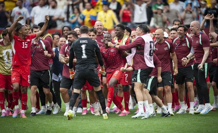 Switzerland players celebrate goalkeeper Gregor Kobel after they won against Colombia in Vancouver during the FIFA World Cup 2026 elimination round Tuesday, July 7, 2026.